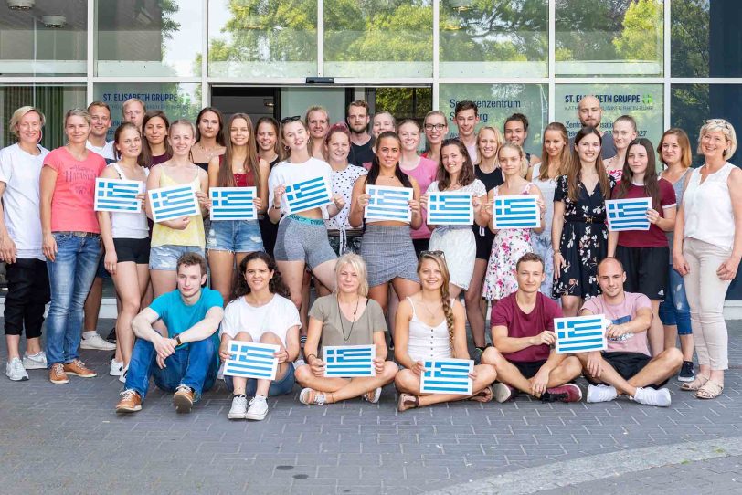 40 Auszubildende der Akademie der Physiotherapie, Leiterin Beate Stock-Wagner (r.) und Dozentin Tabea Frank (l.) beim interkulturellen Austausch in Griechenland.