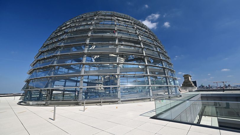 hallo-Fotograf Heinz-Jürgen Bourichter wurde durch das Paul-Löbe-Haus, das Marie-Elisabeth Lüders Haus und den Reichstag in Berlin geführt. Allabendlich beginnt mit Einsetzen der Dunkelheit eine Film-, Licht- und Tonprojektion mit dem Titel „Dem deutschen Volke — Eine parlamentarische Spurensuche. Vom Reichstag zum Bundestag“.