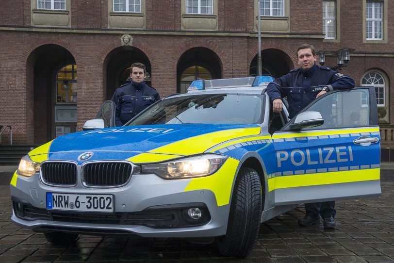 Polizeikommissare Kevin Bergmann und Dennis Kujau mit dem neuen Dienstwagen.