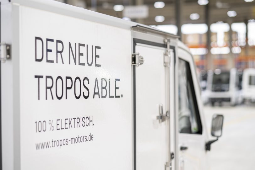 Auslieferung des ersten elektrisch angetriebenen Transporters der Tropos Motors in Herne (NW), am Dienstag (12.05.2020). Das Fahrzeug vom Typ Tropos Able ging an das Herner Unternehmen IFÜREL EMSR von Geschäftsführer Henrich Kleyboldt.