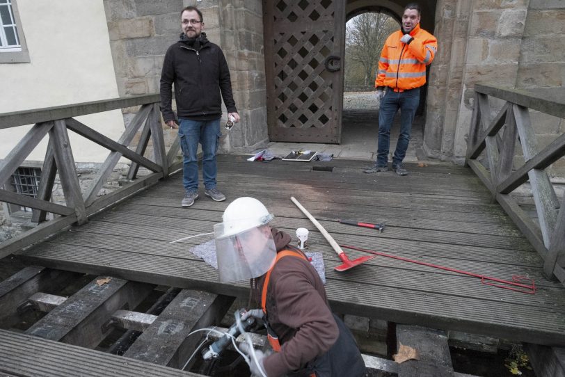 Verschmorte Leitung unterhalb der Brücke zum Schloss Strünkede.