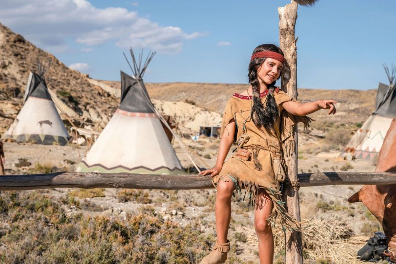 Winnetous jüngere Schwester Nscho-tschi (Lola Linnéa Padotzke) macht sich über ihren überengagierten Bruder lustig.