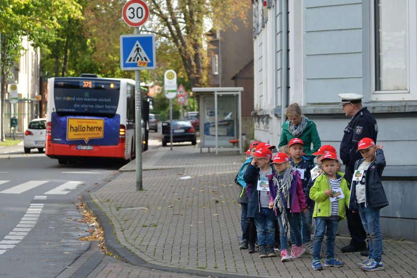 Die Klasse 1c erkundet den Schulweg.