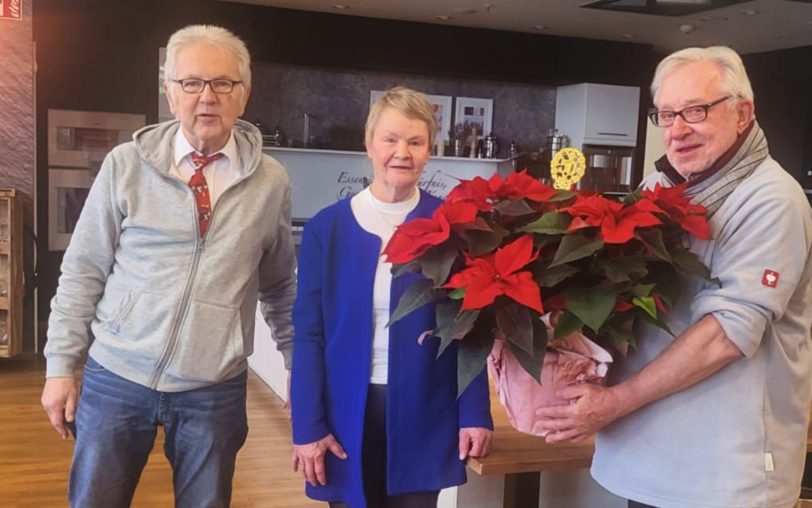 Zur Goldenen Hochzeit gab es für Roswitha Quandt (Mitte) vom Vorstand des Vereins Sport mit Senioren, Detlef Brune (re.) und Burkhard Ladewig, einen Weihnachtsstern samt Gutschein.