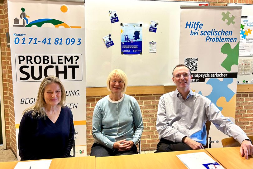 Stehen als Ansprechpartner bereit (v.l.): Stefanie Thomczyk (Sozialarbeiterin), Dr. Angelika Burrichter (Leiterin des Fachbereichs Gesundheit) und Dr. Florian Ternes (Abteilungsleiter des sozialpsychiatrischen Dienstes im Fachbereich Gesundheit).