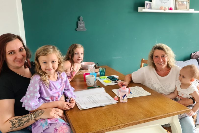 Die Familienpatin Gabriele Hanz (re.) besucht die Patenfamilie regelmäßig.