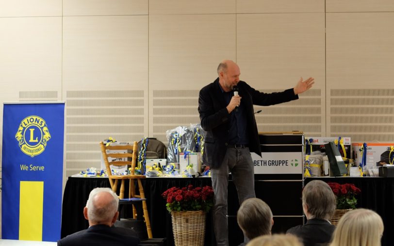 Redete unter anderem über seine Fußballerfahrungen und was er mit Herne verbindet: WDR2-Moderator Sven Pistor war beim Neujahrsempfang der Lions Wanne-Eickel im Kongresszentrum des St. Anna Hospitals am Freitag (17.1.2025).