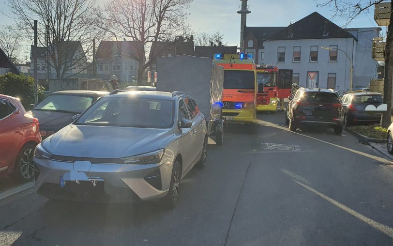 Die Feuerwehr wurde bei ihrem Einsatz an der Wörthstraße von zwei parkenden Pkw blockiert.