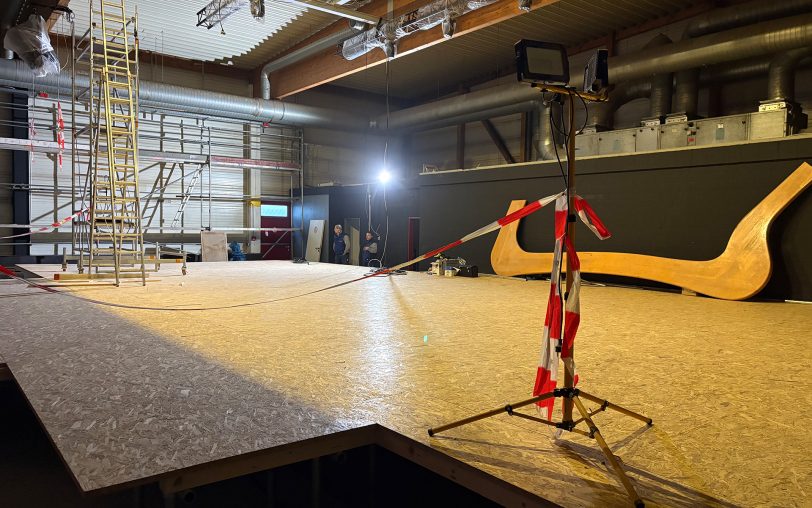 Nur ein Baustrahler zur Pressekonferenz: Die Beleuchtung der Bühne wird sich noch signifikant verändern.