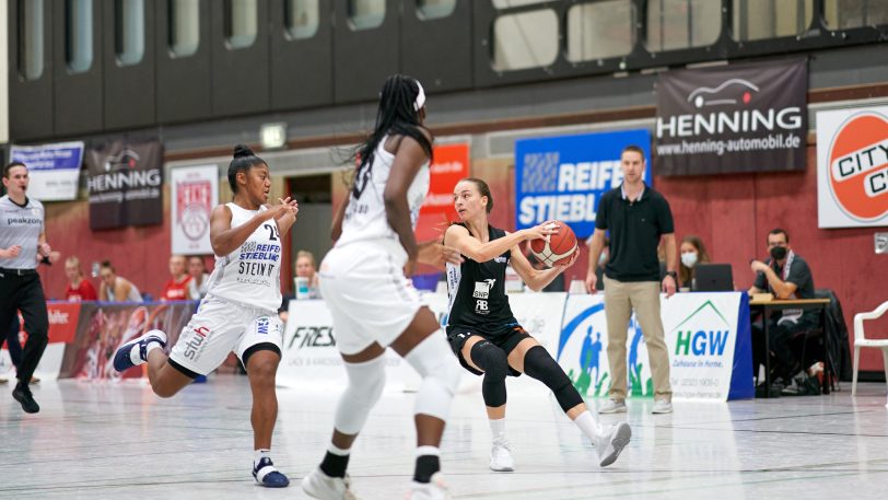 Die HTC-Damen gewinnen gegen die SNP BasCats USC Heidelberg am Sonntag (3.10.2021) mit 66:64. Cassanda Nofuente (li.) und Nicole Enabosi verteidigen.