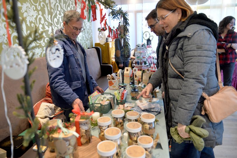 Die Tische beim Basar im DRK-Alten-Pflegeheim am Flottmannpark waren stets umlagert. 4. Adventsmarkt in Altenhöfen am Samstag (30.11.2024).