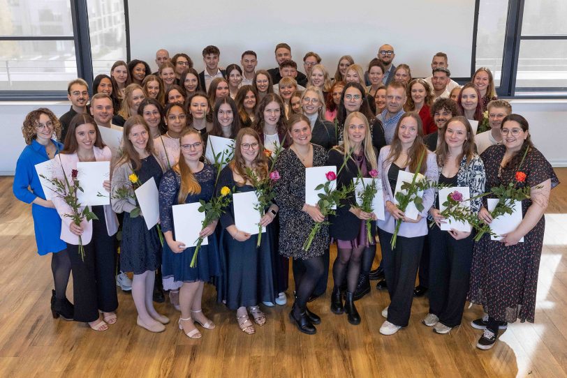 Insgesamt 82 Auszubildende der St. Elisabeth Gruppe freuen sich über ihr erfolgreich bestandenes Examen in der Logopädie, Physiotherapie und Ergotherapie.