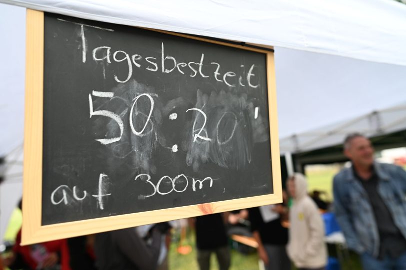 Wettrundern auf Rudergeräten.