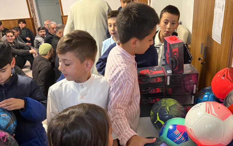 Beim Opferfest 2025 wurden die Kinder reichlich beschenkt.