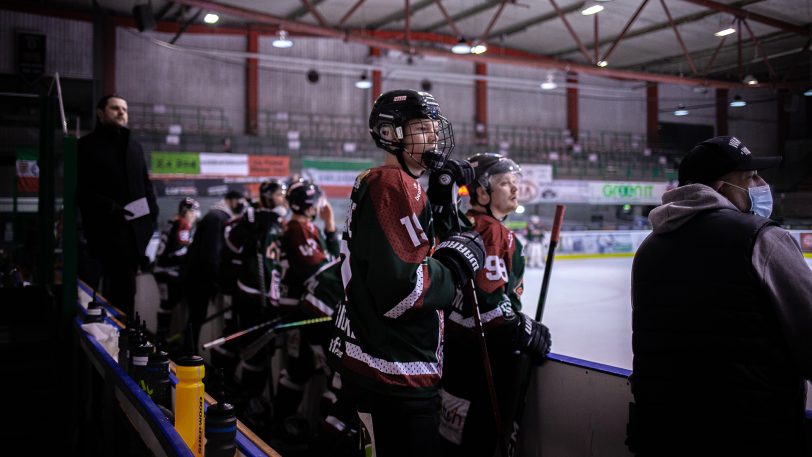 Aaron Krebietke geht auch in der Saison 2021/22 für den HEV auf das Eis und wird mit einer Spielberechtigung für die Young Roosters ausgestattet.