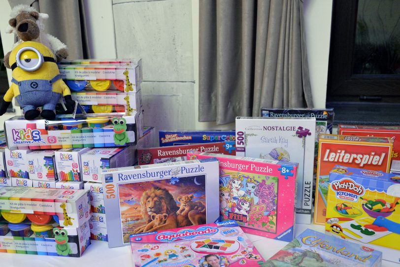 Geschenke, Geschenke, Geschenke - Mondritter laden Kinder des Evangelischen Kinderheims zur Weihnachtsfeier ein.