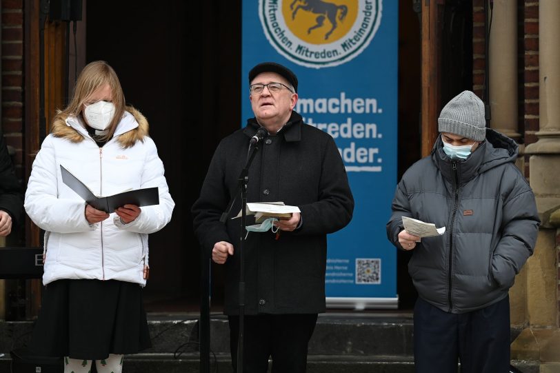 Friedensgebet vor der Kreuzkirche mit (v.l.) Pfarrerin Melanie Jansen, Pfarrer Georg Birwer und Tuncay Nazik (Islamische Gemeinde).