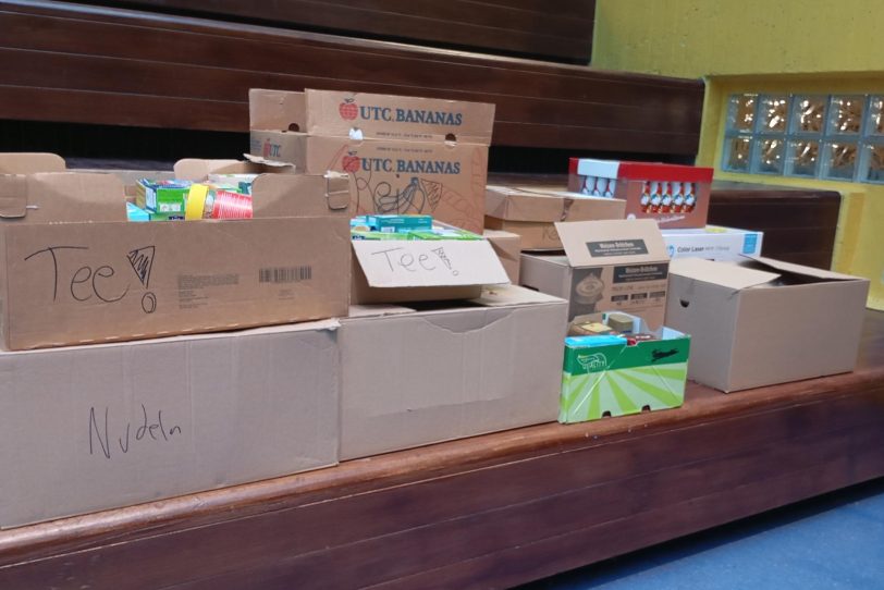 Gespendete Lebensmittel der Realschüler an der Burg für die Herner Tafel.