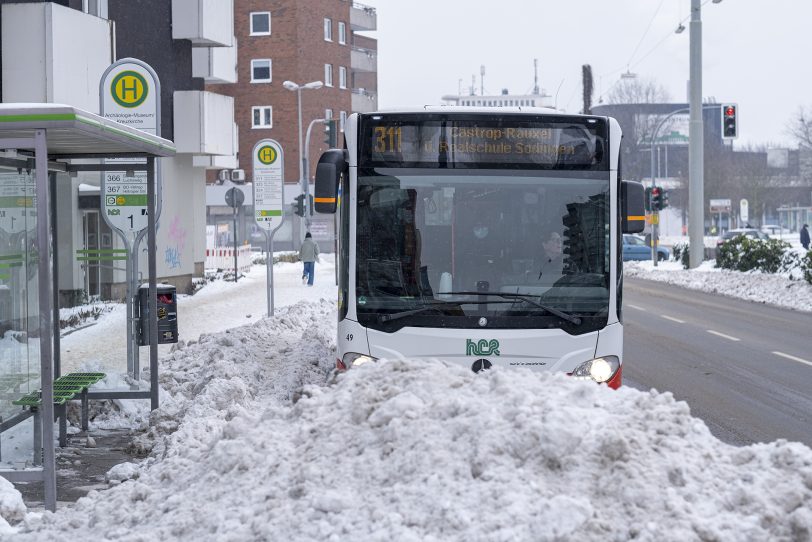 Ein Bus der Linie 311im Februar 2021 kämpft gegen die Schneemassen.