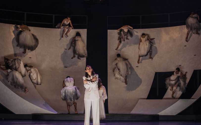 Orfeo (Constanze Jader) in der zwischen Halfpipe, Boulderwand und kanalisiertem Umweltfluss Lethe chargierenden Bühne Giuseppe Spotas.