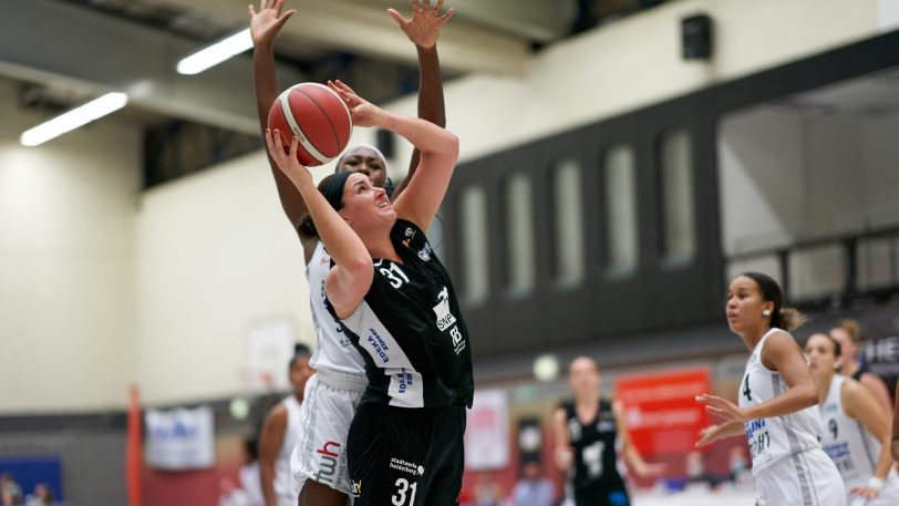 Die HTC-Damen gewinnen gegen die SNP BasCats USC Heidelberg am Sonntag (3.10.2021) mit 66:64. Im Bild (hinter der Gegenspielerin) Nicole Enabosi und Laura Zolper (re.).