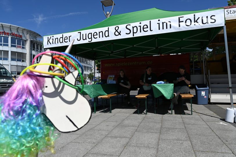 Spiel und Spaß auf dem Außengelände vor dem Kulturzentrum.