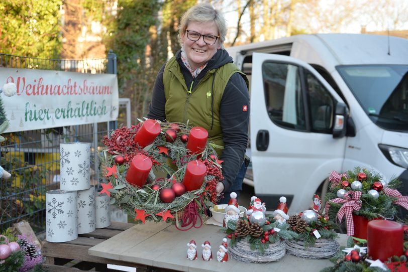 Eva-Marin Maylahn mit adventlichen Gestecken und Floristik beim 4. Adventsmarkt in Altenhöfen am Samstag (30.11.2024).