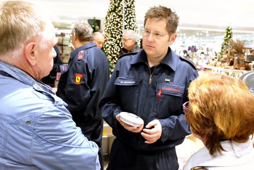 Die Feuerwehr an ihrem Stand im Möbelhaus Zurbrüggen.