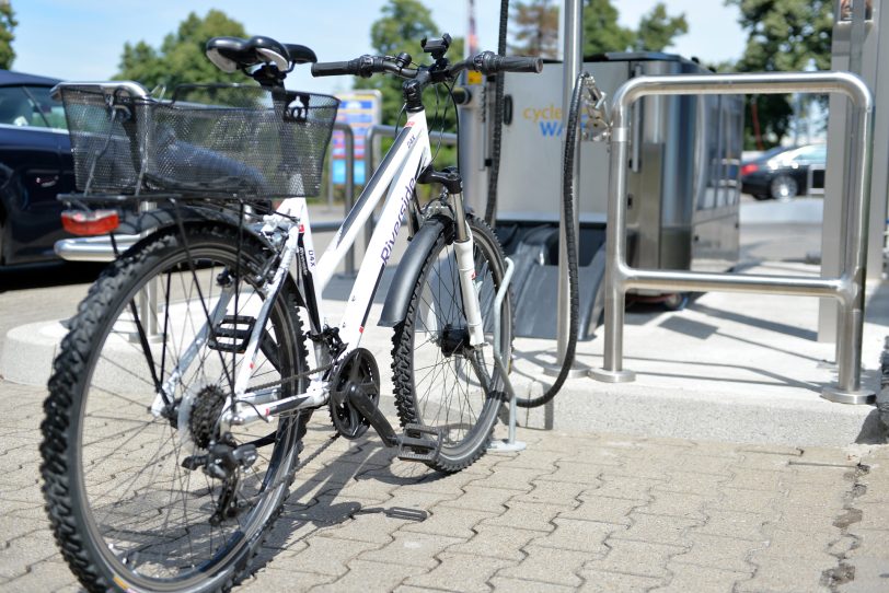 Klaus Peter Klaeser betreibt die erste stationäre Fahrrad-Waschstation im Land, auf dem Gelände des Autowaschcenters Klaeser an der Dorstener Straße.