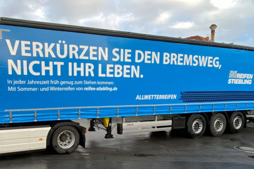 Reifen Stiebling Lkw mit dem Slogan, der für Achtsamkeit beim Reifenkauf plädiert.