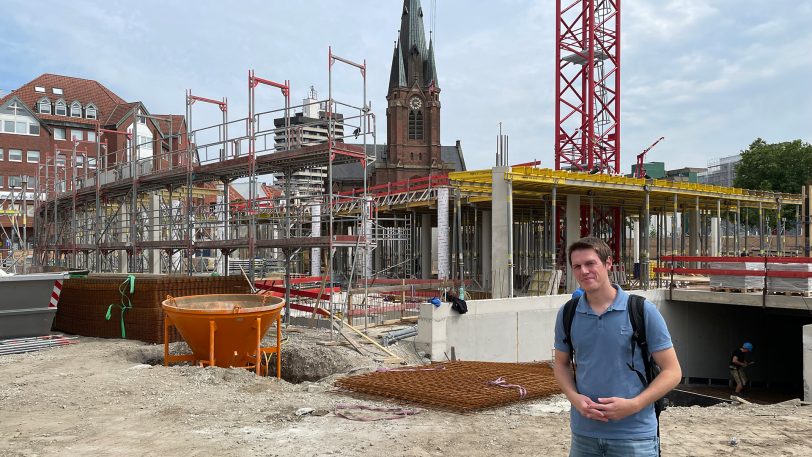 Zuversichtlich, den Zeitplan einzuhalten: Investor Steven Engler vor der Baustelle.