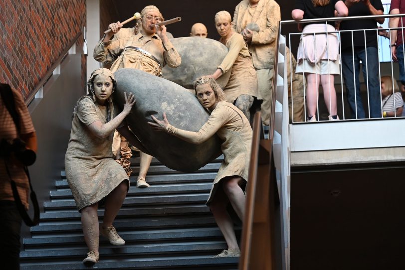 Die Stein-Menschen bei der Performance im LWL-Museum.