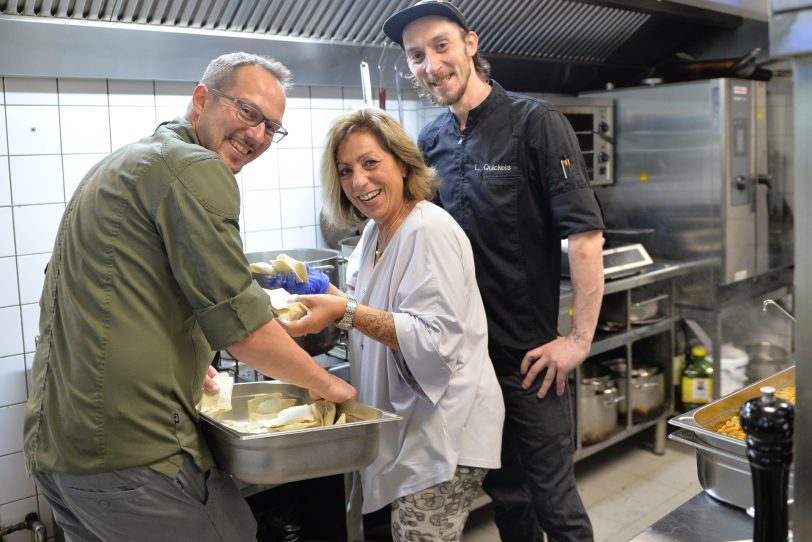 Sardische Leckereien und neue Freundschaften beim ersten Sardischen Abend im Biergarten von Ollis Restaurant. im Bild: v.l. Olli Braun, Lucia Rosa-Cortes und Lucas Quickels.