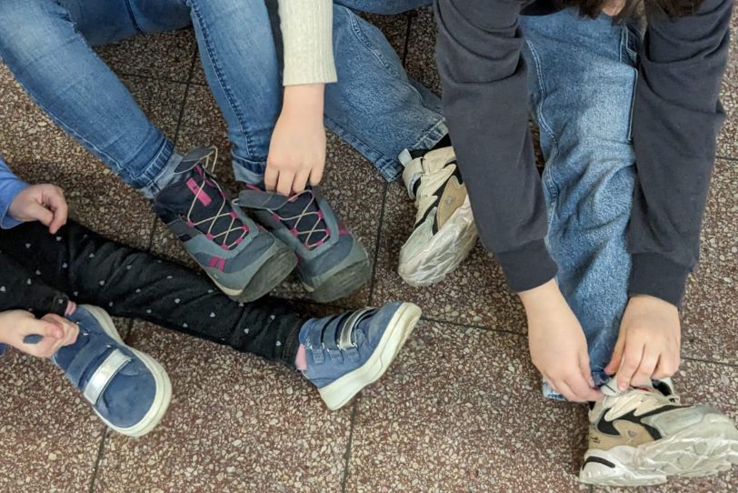 Lese-Projektwoche an der Grundschule Laurentius: Schuhe müssen vor der Turnhalle geparkt werden.