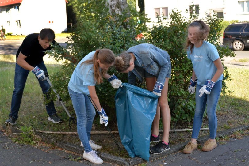 Motiviert durch die Plakataktion „Herne blitzblank“ machen sich Schüler der Hiberniaschule daran, das Umfeld ihrer Schule vom Müll zu befreien. Unterstützung erhielten sie von Oberbürgermeister Dr. Dudda.