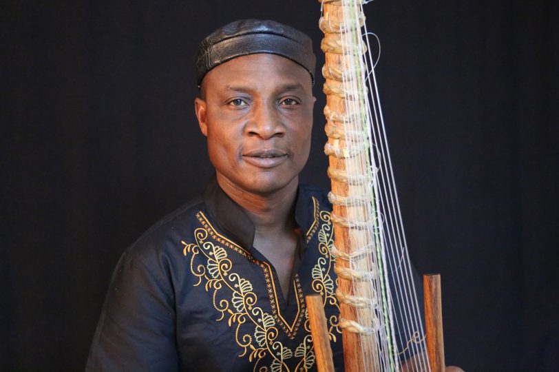 Adjiri Odametey bringt Weltmusik in das Eine Welt Zentrum.