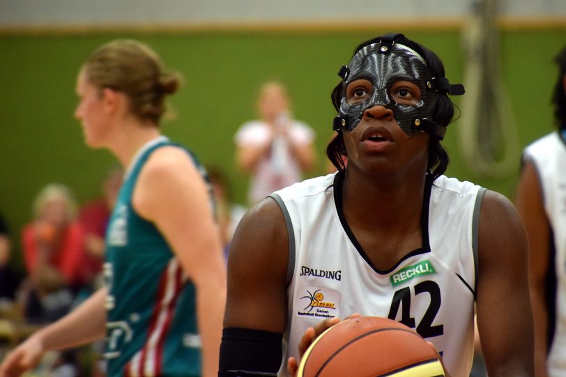 Teya Wright spielte mit einer Gesichtsmaske.
