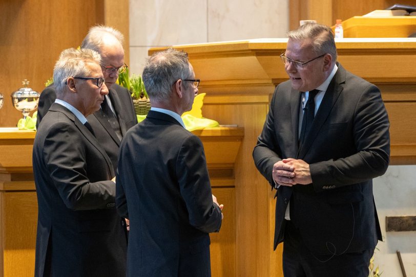 Amtswechsel in der Neuapostolischen Kirche Herne-Wanne-Eickel, v.l. Stefan Jedamczik, Burkhard Bialowons, Michail Voitz und Apostel Thorsten Zisowski.