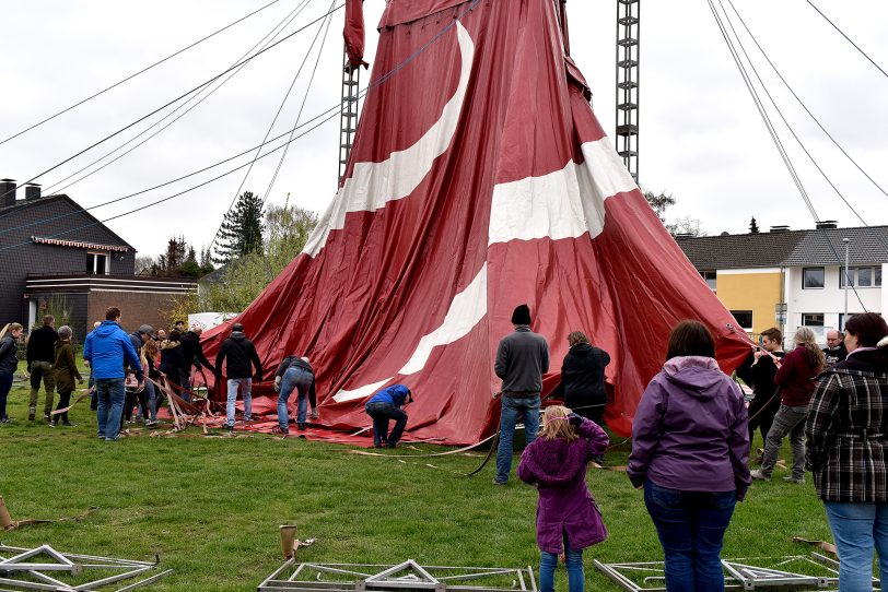 Eltern und Lehrer der Kolibri Schule bauen gemeinsam mit den Artisten das Zirkuszelt auf.