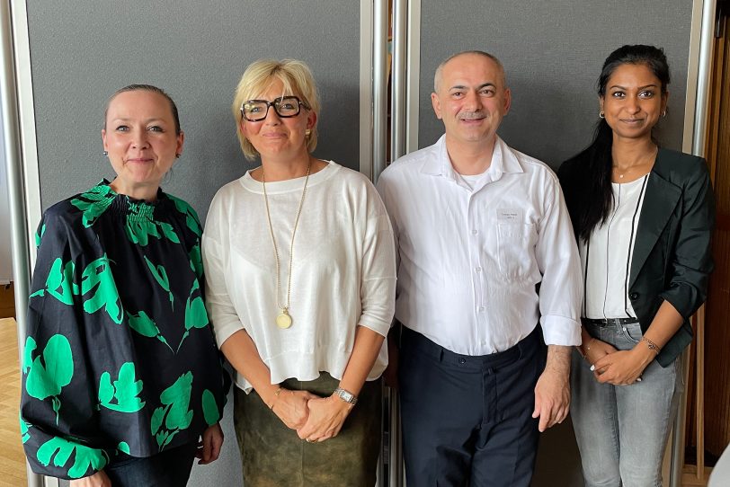 Die Islamische Gemeinde war mit Tuncay Nazik (2.v.r.) zum Pädagogischen Tag am Haranni-Gymnasium mit Schulleiterin Nicole Nowak (2.v.l.).