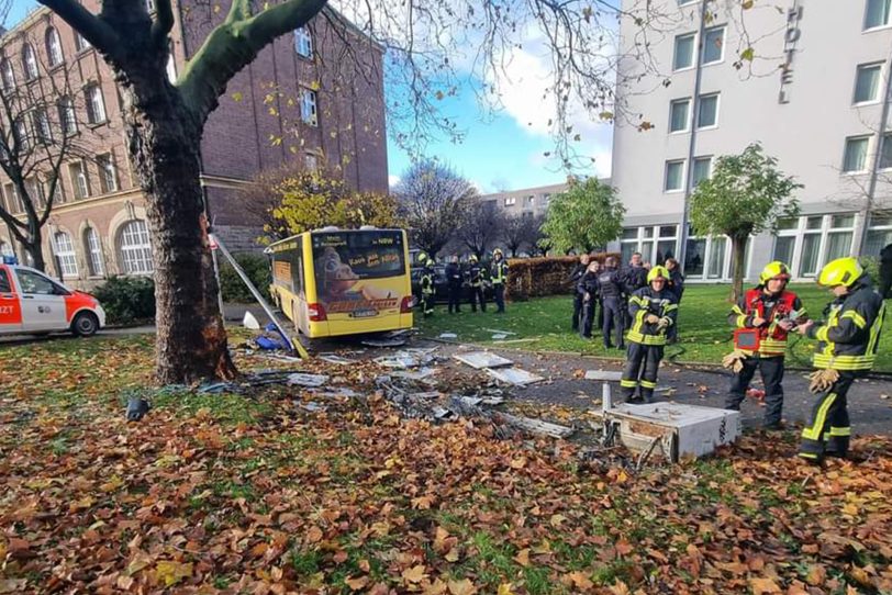 Gelsenkirchen. Ein Bus der Firma Graf, der in Gelsenkirchen als Linienbus eingesetzt war, kam von der Fahrbahn ab.