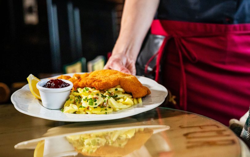 Mehrwertsteuer-Senkung in 2026: Wird das Schnitzel jetzt billiger.