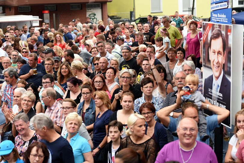 Warten auf den Zug.(Archiv 2015).