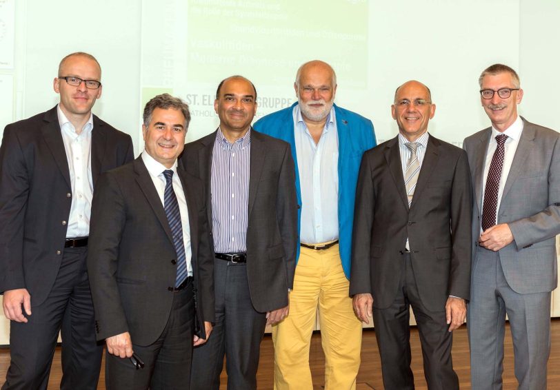 Prof. Dr. Jürgen Braun (3.v.r.) und Prof. Dr. Christof Specker (2.v.r.) luden gemeinsam zum 17. Symposium Rheumatologie im Ruhrgebiet ein.