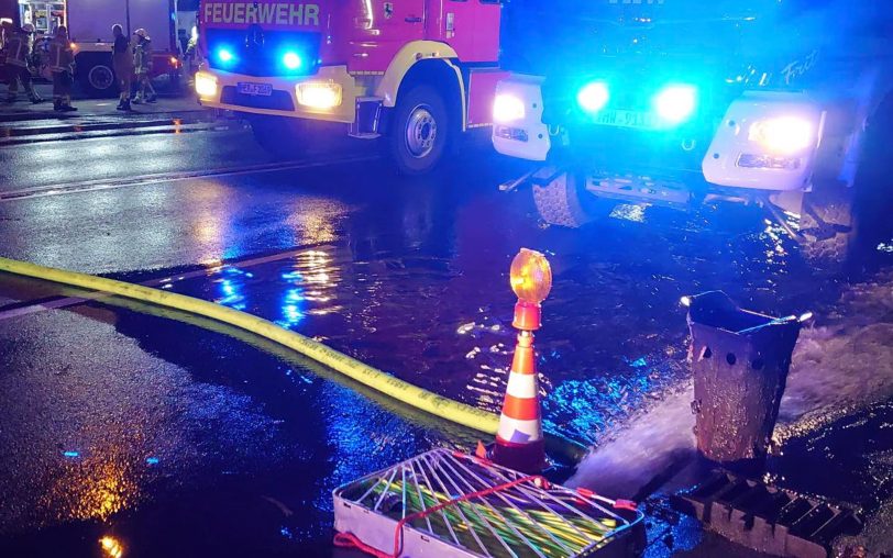 Die Feuerwehr sowie das THW mussten am Donnerstagmorgen (17.8.2023) gegen 2 Uhr zu zahlreichen Einsätzen aufgrund von Starkregen ausrücken. Einige Straßen waren überflutet und Keller vollgelaufen.