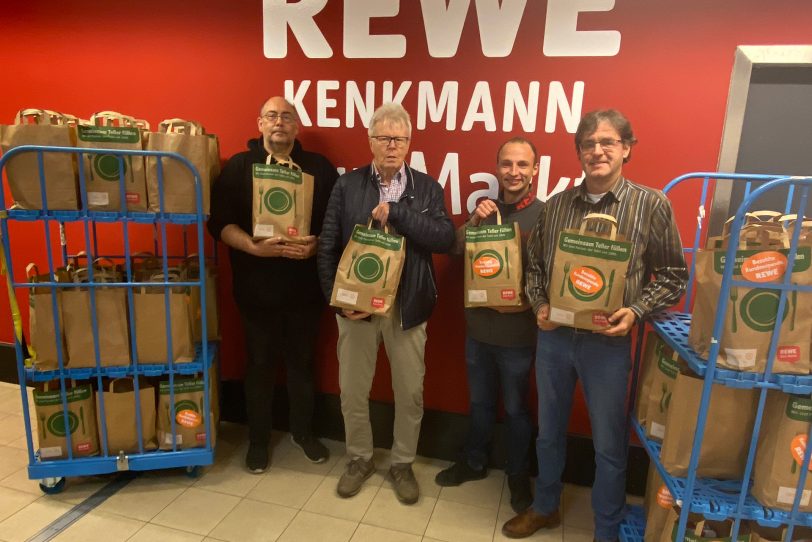 Gut eingetütet: Andreas Blisse, Heinz Niehoff, Olaf Kenkmann und Marc-André Grasse freuen sich über die gelungene Kunden-Spenden-Aktion.