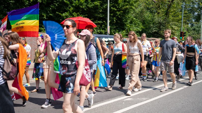 Bunt, laut und schrill: Beim Christopher Street Day (CSD) zog ein Demo-Zug am Samstag (14.6.2025) durch die Stadt. Rund 500 Teilnehmer waren dabei, am Europaplatz ging es los.
