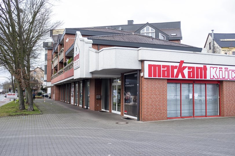 Durch einen Brand wurde am Samstagmorgen (31.01.2021) der Netto-Markt an der Berliner Straße in Herne (NW) komplett zerstört. Kräfte der Berufs- und der Freiwilligen Feuerwehr wurden bei den Löscharbeiten durch das THW unterstützt. Die Polizei ermittelt wegen des Verdachts auf Brandstiftung. Kurz zuvor hatte ein PKW in einer Tiefgarage eines Wohn- und Geschäftshauses an der Berliner Straße / Ecke Heidtstraße gebrannt.