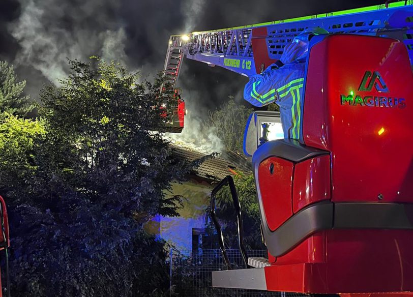 Feuerwehr löscht den Dachstuhlbrand eines leerstehenden Gebäudes an der Meesmannstraße.