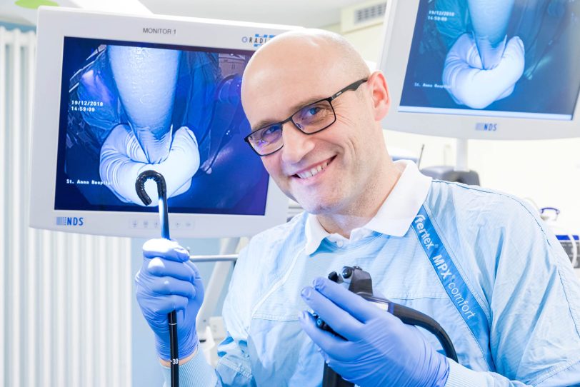 Bis zu 210 Grad lassen sich die neuen Endoskope in der Klinik für Gastroenterologie im St. Anna Hospital biegen. im Bild: Chefarzt Dr. Viktor Rempel.